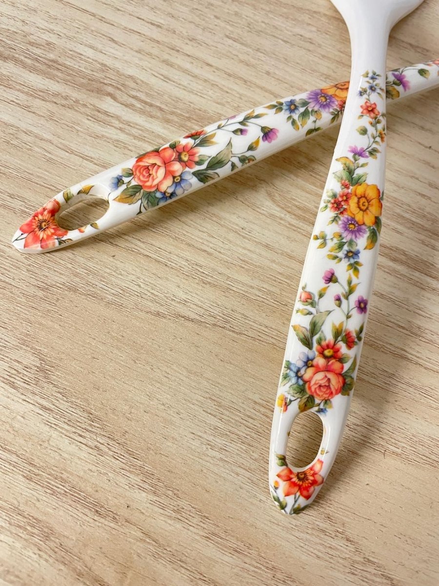 x2 vintage floral serving utensils - good market thrift store