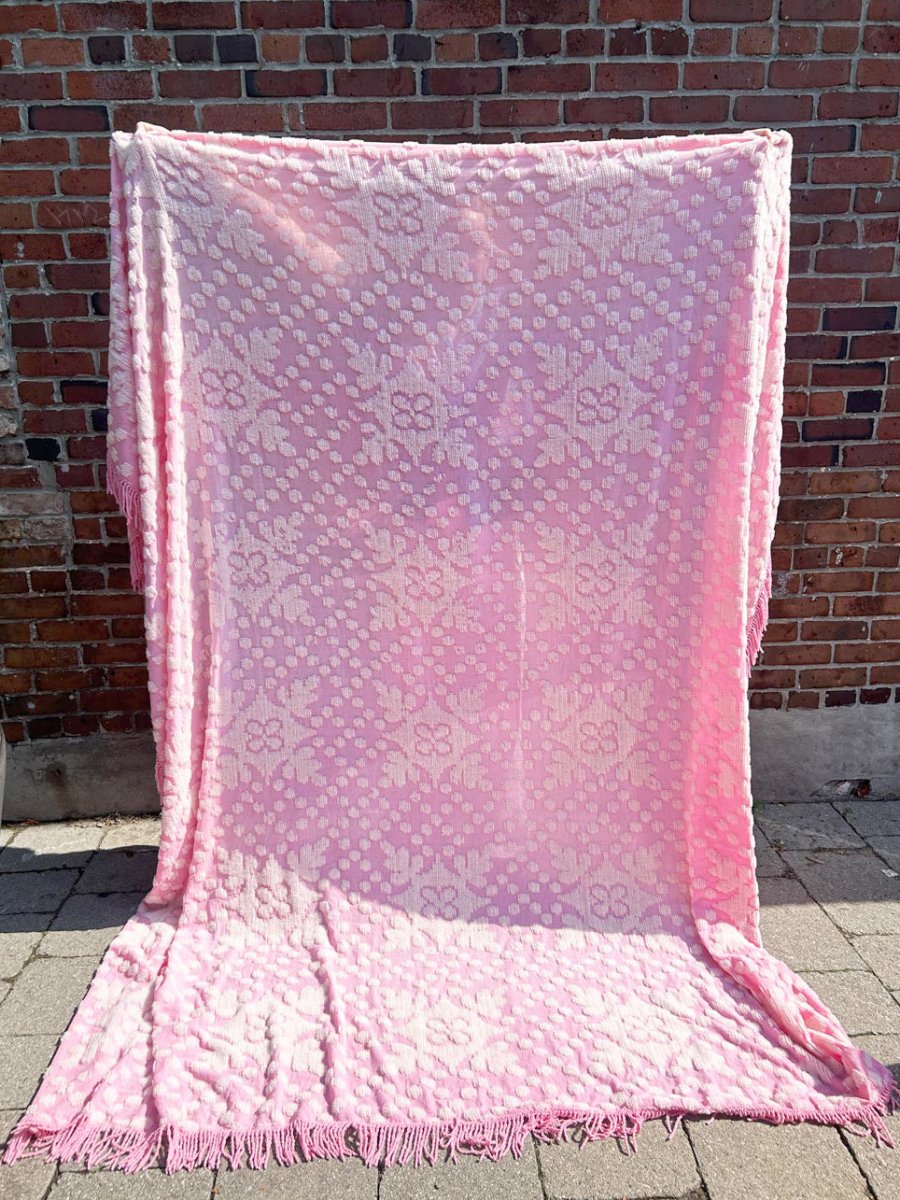 vintage 60s pink tufted fringed bedspread - good market thrift store
