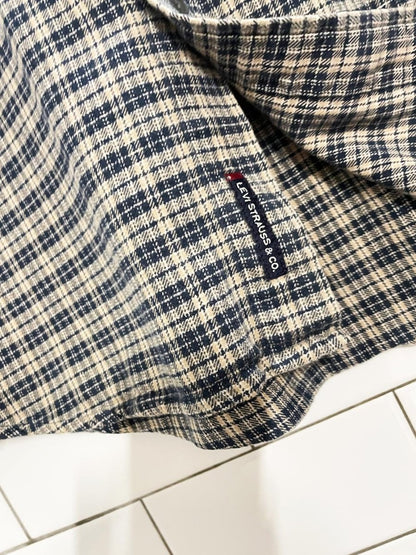 vintage 00s levi's flannel shirt | made in India - good market thrift store
