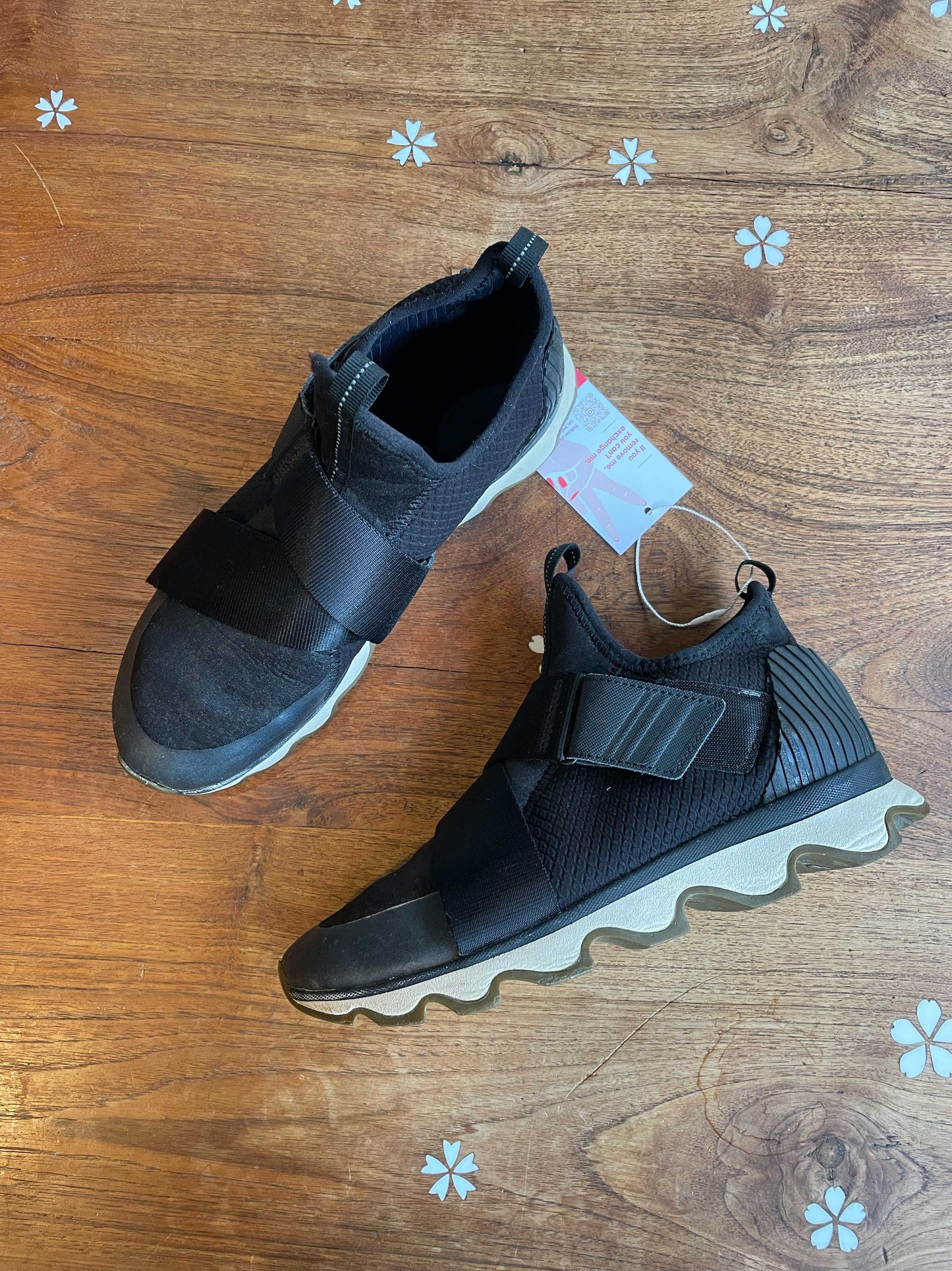 sorel kinetic sabertooth slip on sneaker