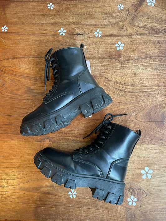 streetwear lug sole lace up combat boot