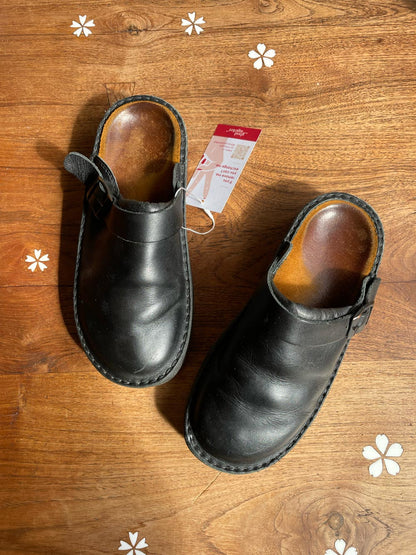 noat fjord black leather clog