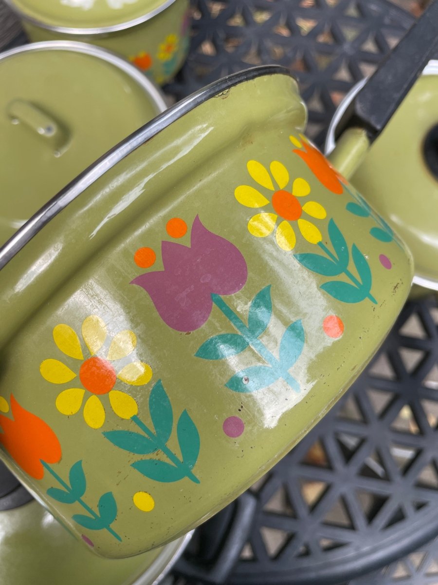 vintage 70s folk floral porcelain enamel cooking set | avacado green | 11 piece set | italy - good market thrift store