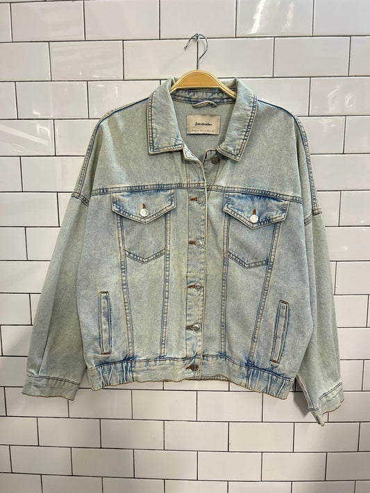 stradivarius light wash denim jacket - good market thrift store