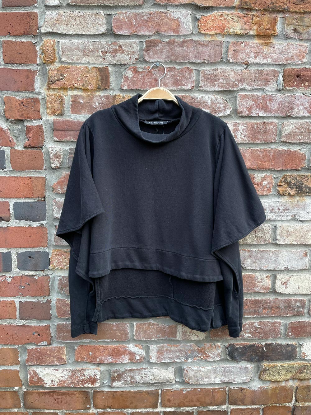 le streghe batwing sweatshirt