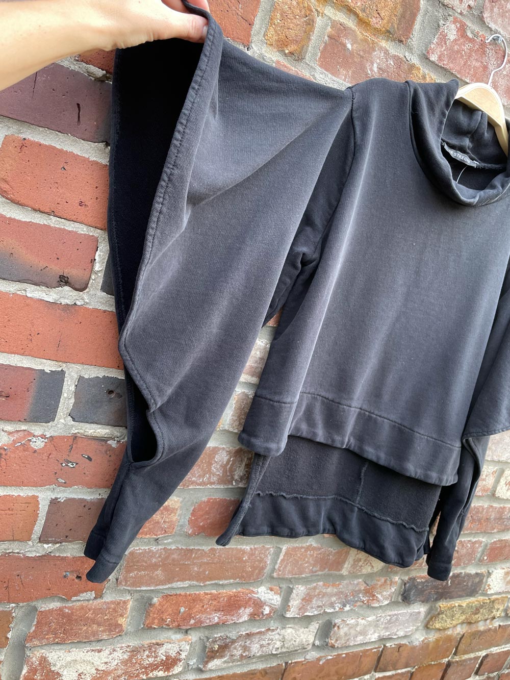 le streghe batwing sweatshirt