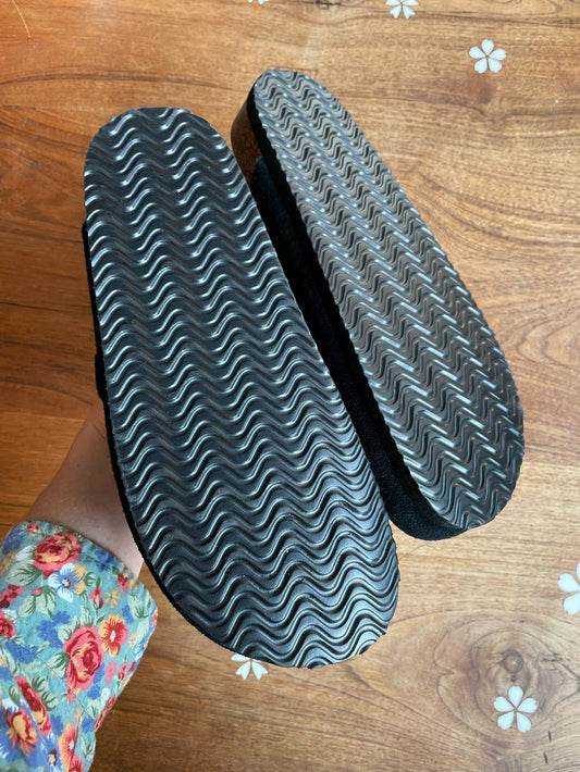 nwot aqautherm faux suede boston clogs