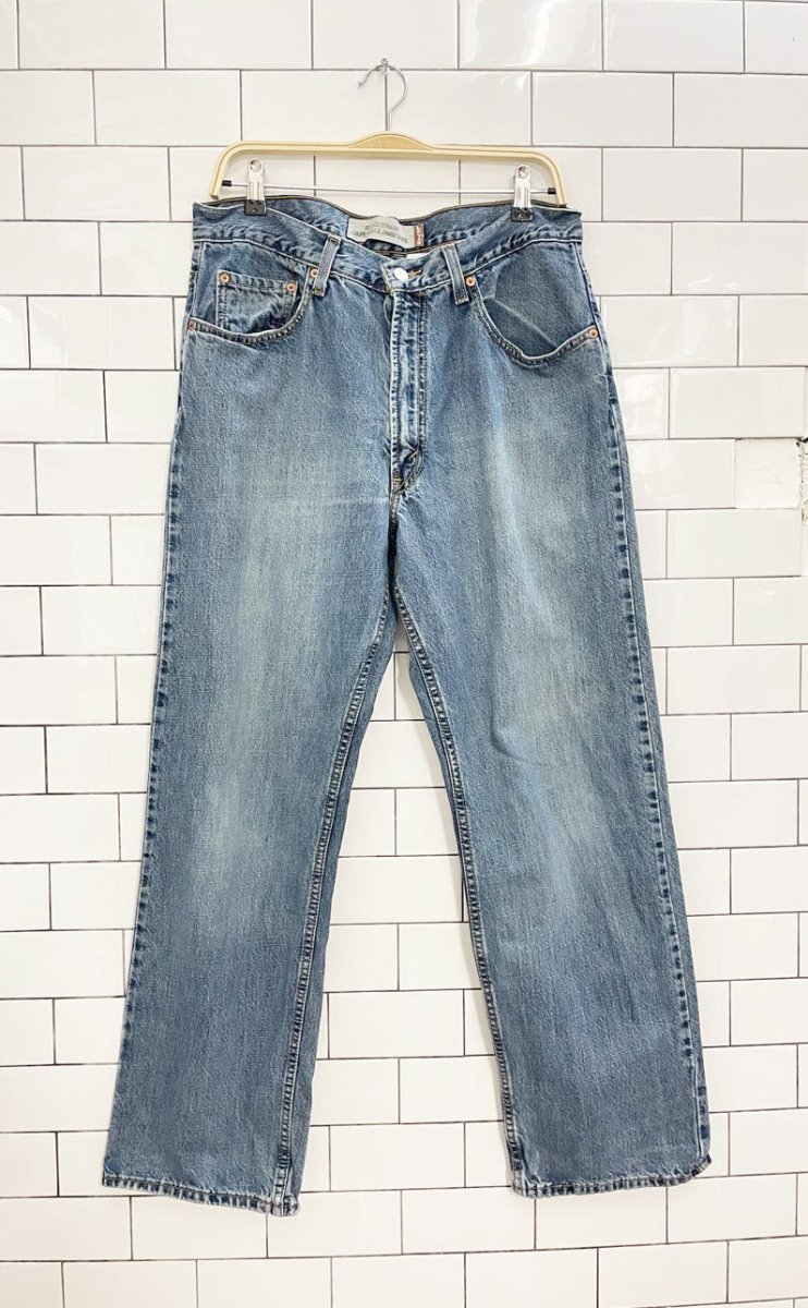 vintage 00s levi's relaxed straight leg jeans - good market thrift store
