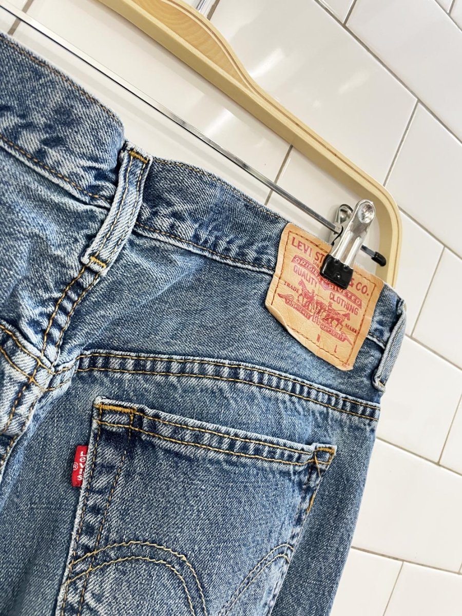 vintage 00s levi's relaxed straight leg jeans - good market thrift store
