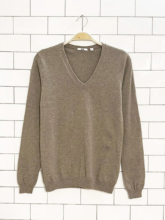 uniqlo 100% cashmere v-neck knit sweater