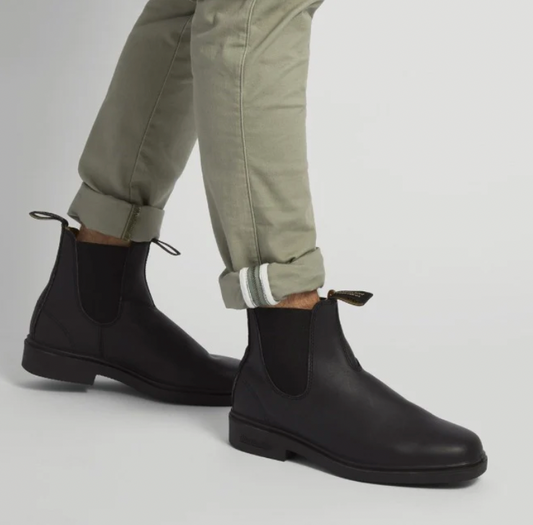 blundstone unisex black chisel toe leather boots