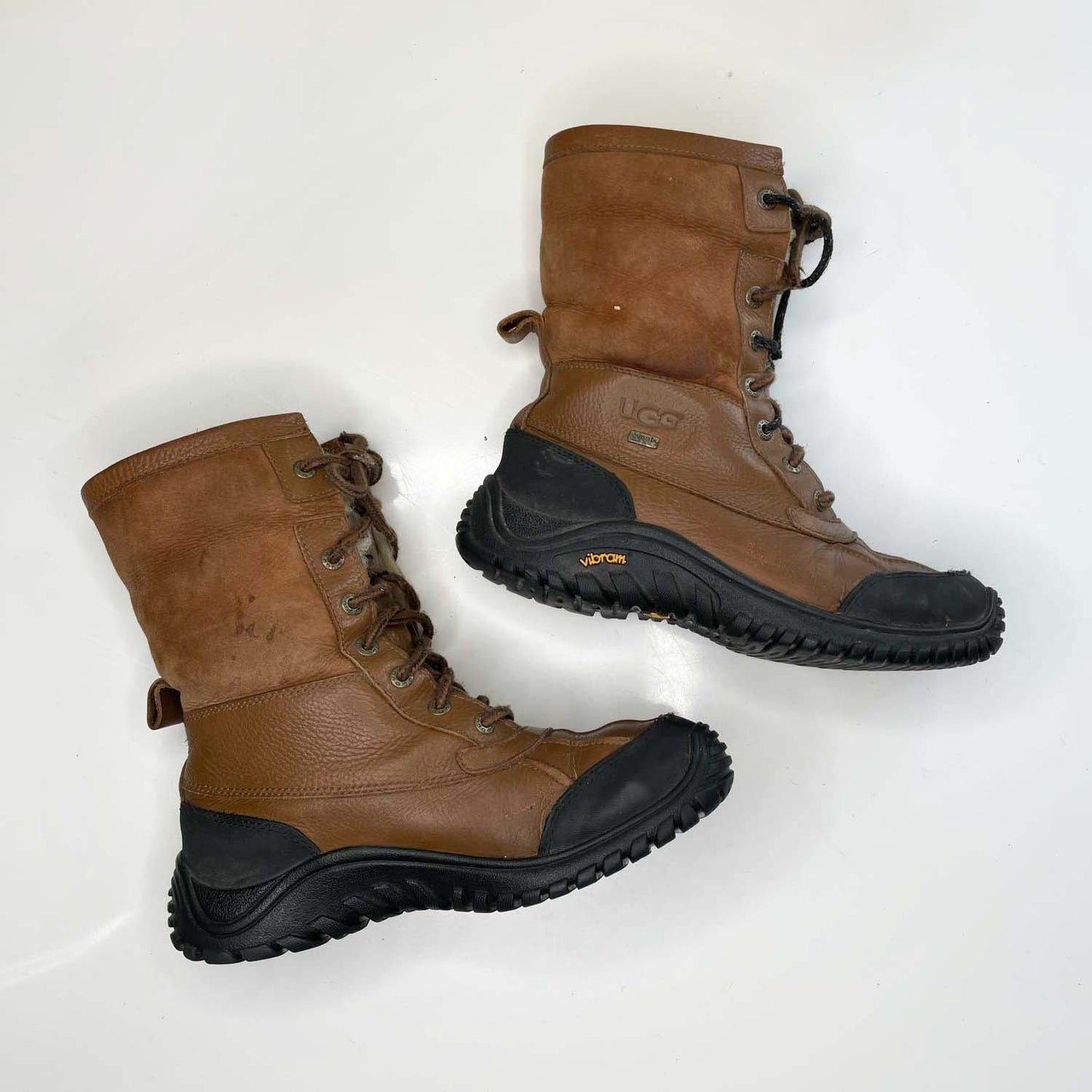 ugg adirondack II chestnut sheepskin boots - size 9