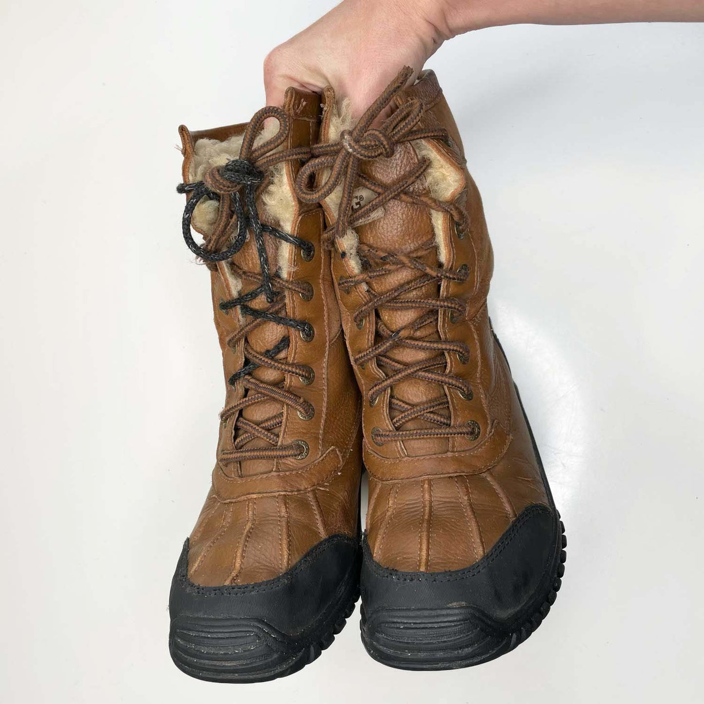 ugg adirondack II chestnut sheepskin boots - size 9