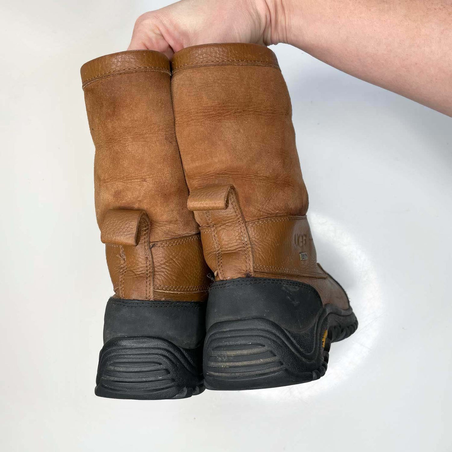 ugg adirondack II chestnut sheepskin boots - size 9