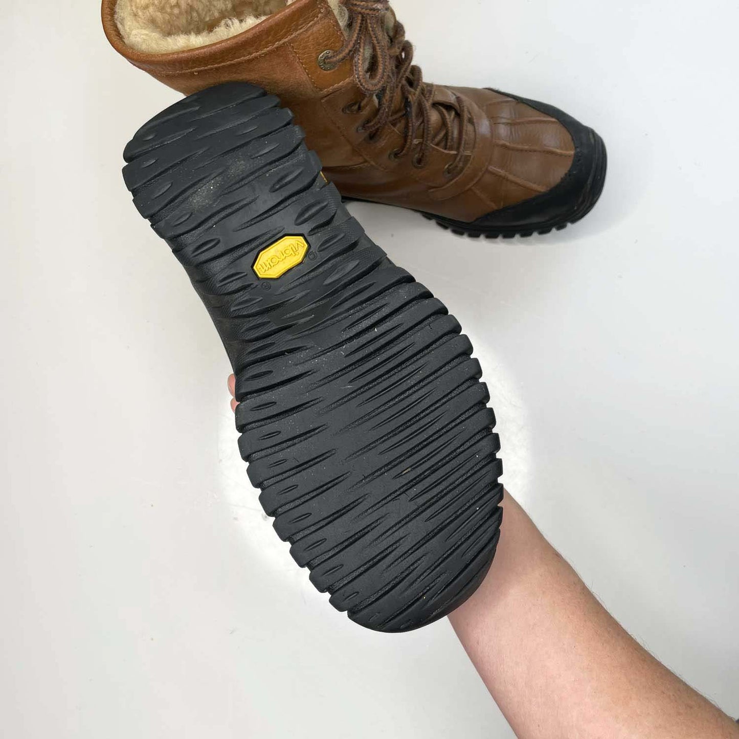 ugg adirondack II chestnut sheepskin boots - size 9