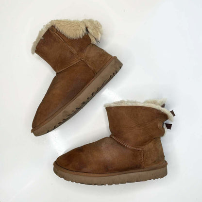 ugg natural mini bailey bow sheepskin boots - size 9