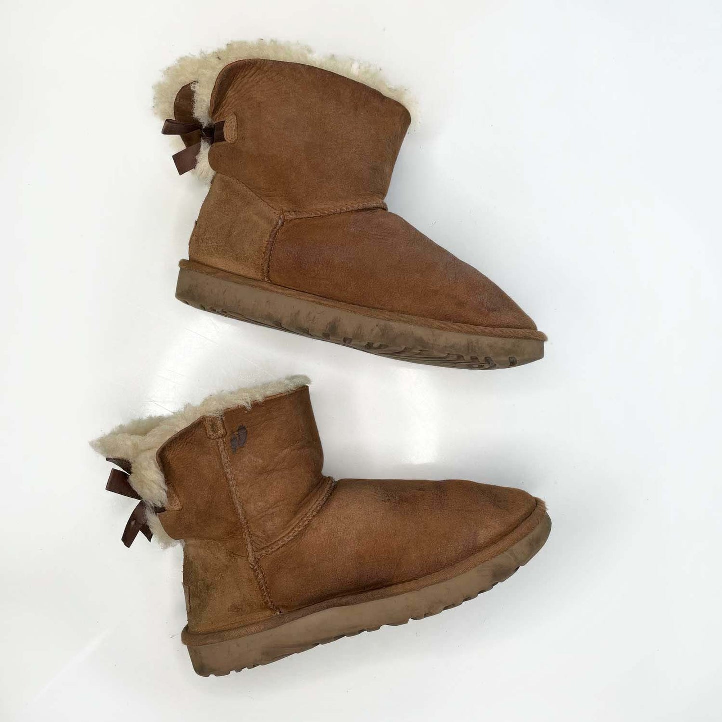 ugg natural mini bailey bow sheepskin boots - size 9