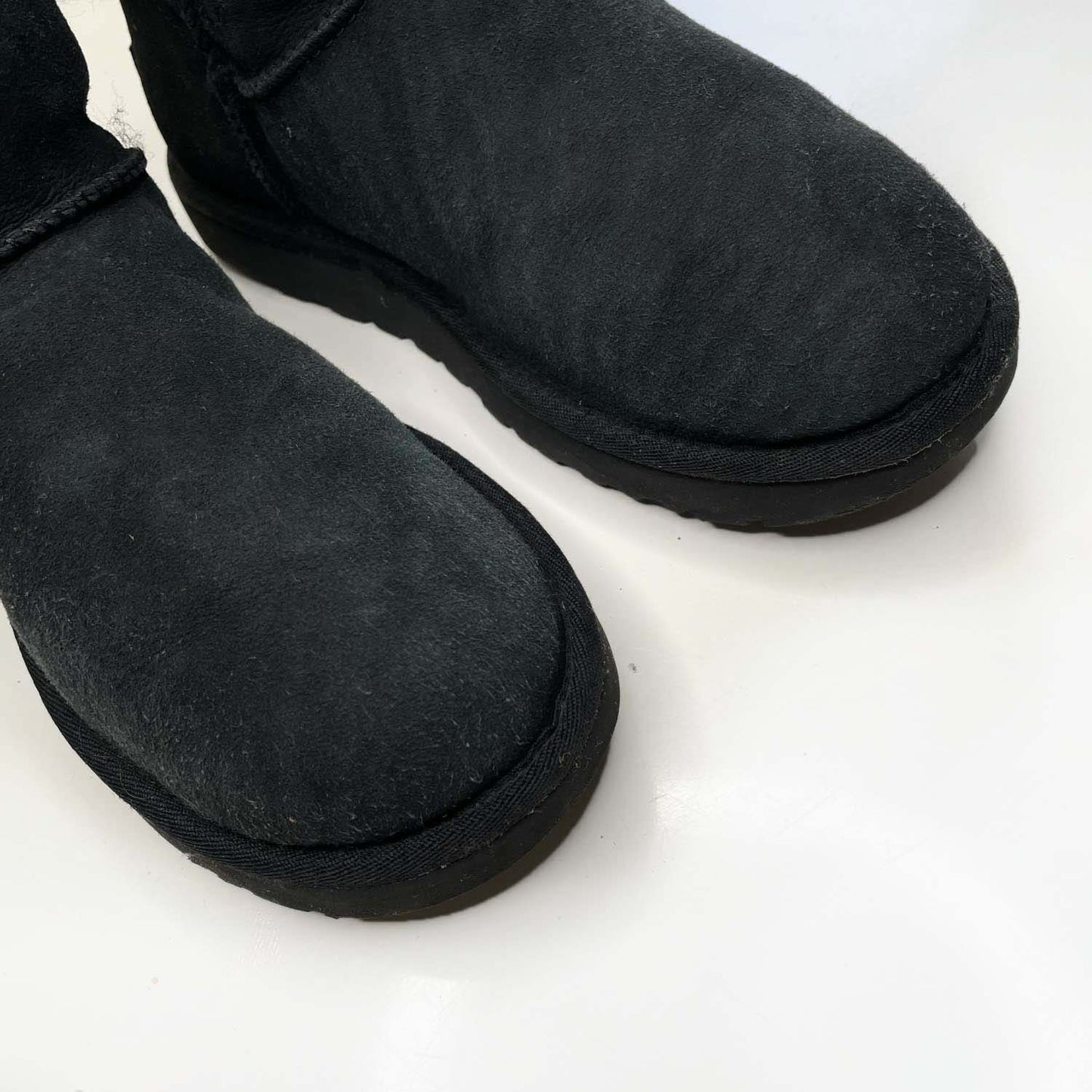 ugg classic bailey II double bow black sheepskin boot - size 9