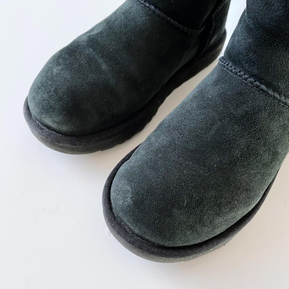 ugg 2023 bailey black zip mini