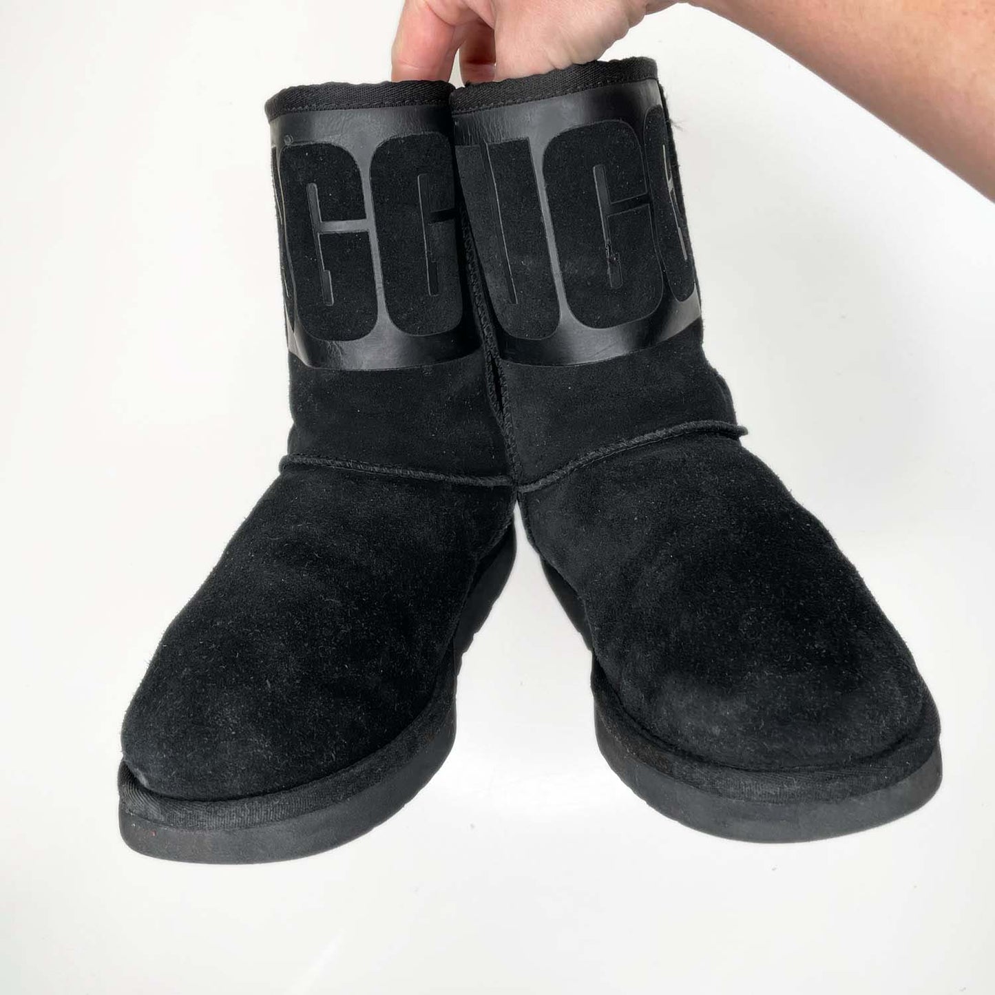 ugg classic short rubber logo sheepskin boot - size 10