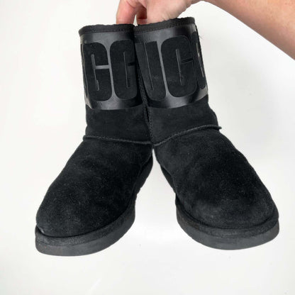 ugg classic short rubber logo sheepskin boot - size 10