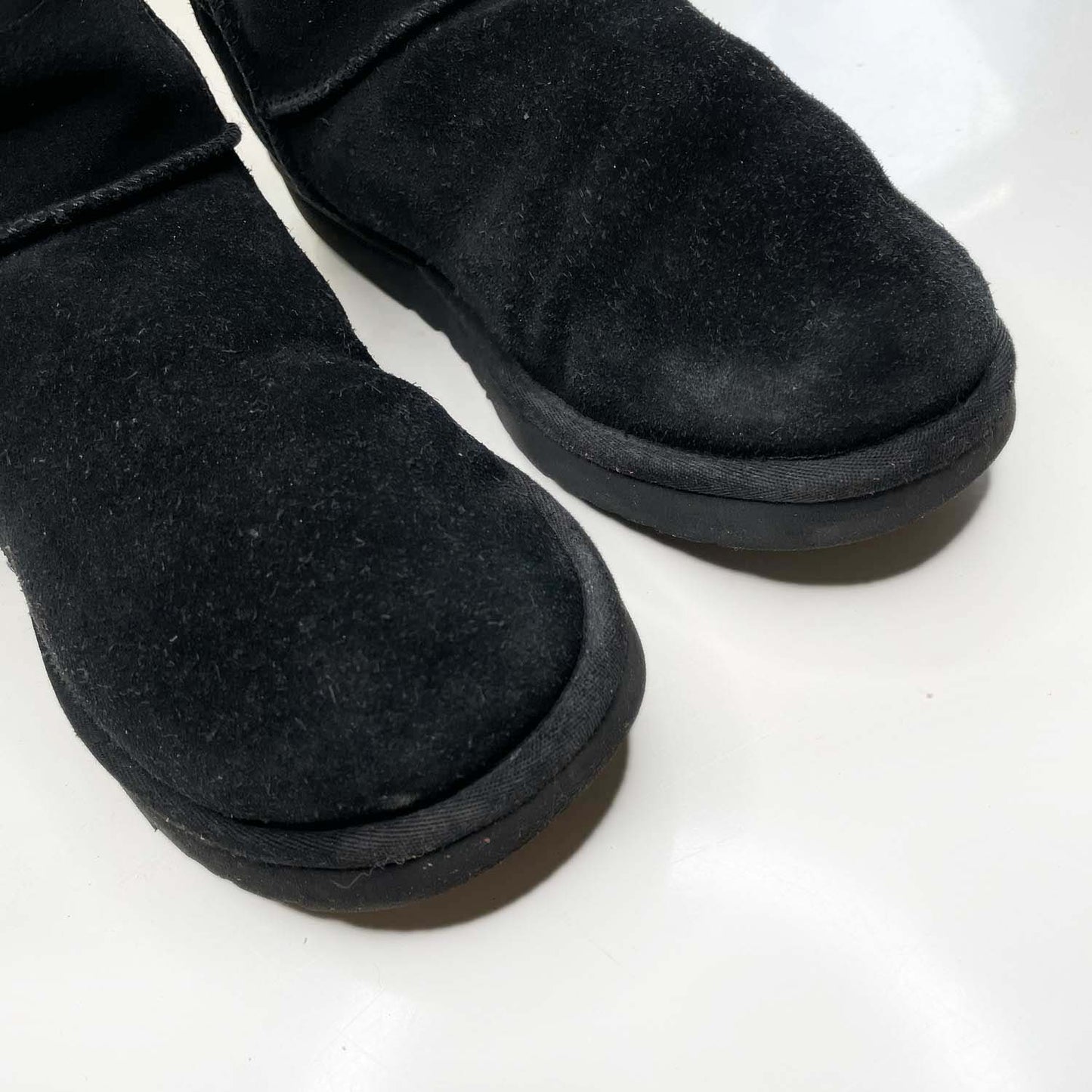 ugg classic short rubber logo sheepskin boot - size 10