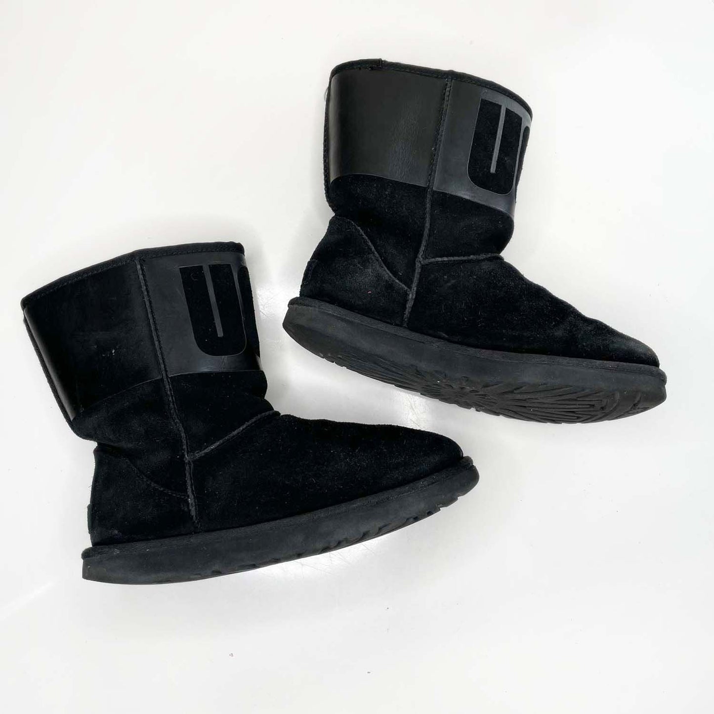 ugg classic short rubber logo sheepskin boot - size 10