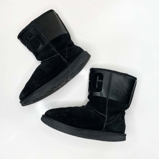 ugg classic short rubber logo sheepskin boot - size 10