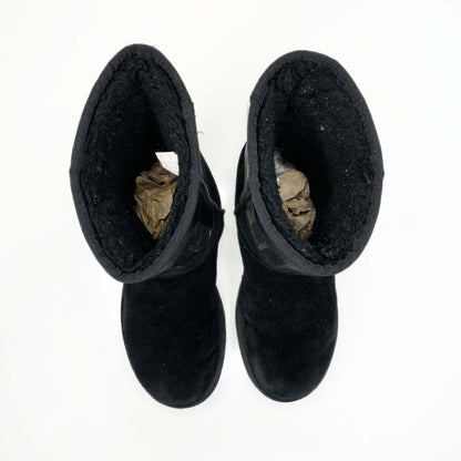 ugg classic short rubber logo sheepskin boot - size 10