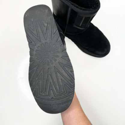 ugg classic short rubber logo sheepskin boot - size 10