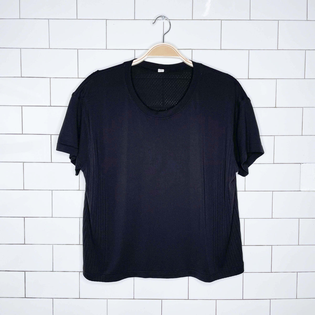 lululemon relaxed fit training tee - size medium