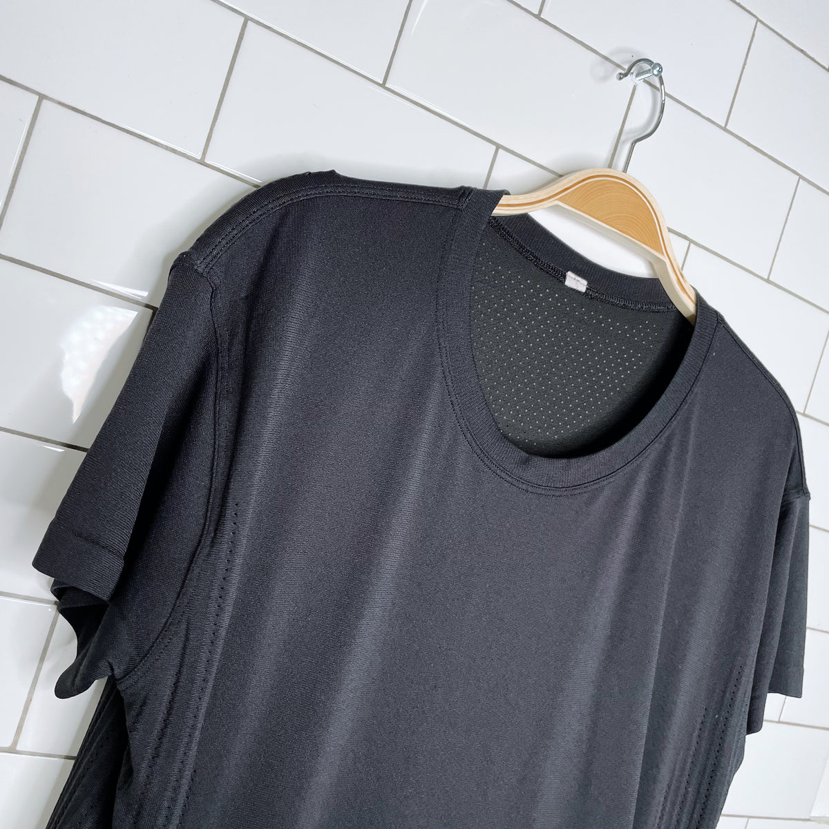 lululemon relaxed fit training tee - size medium