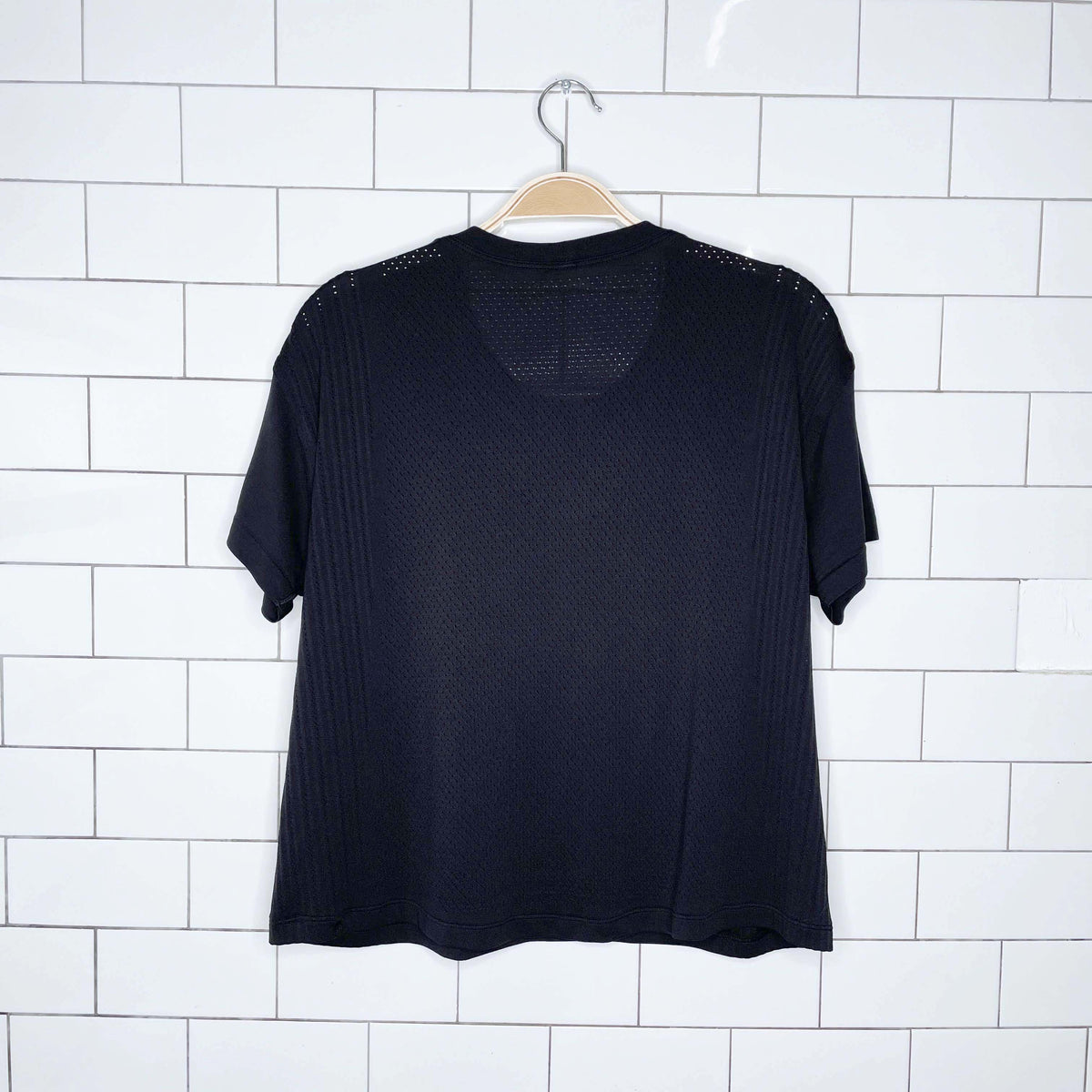 lululemon relaxed fit training tee - size medium