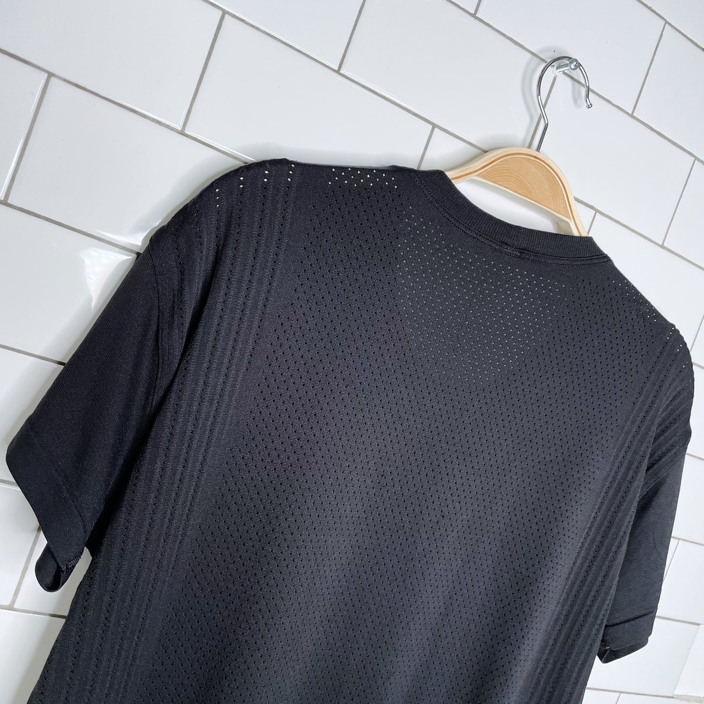 lululemon relaxed fit training tee - size medium