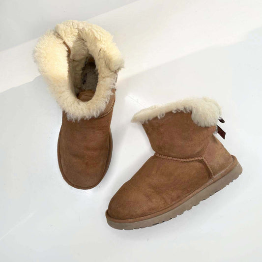 ugg natural mini bailey bow sheepskin boots - size 7