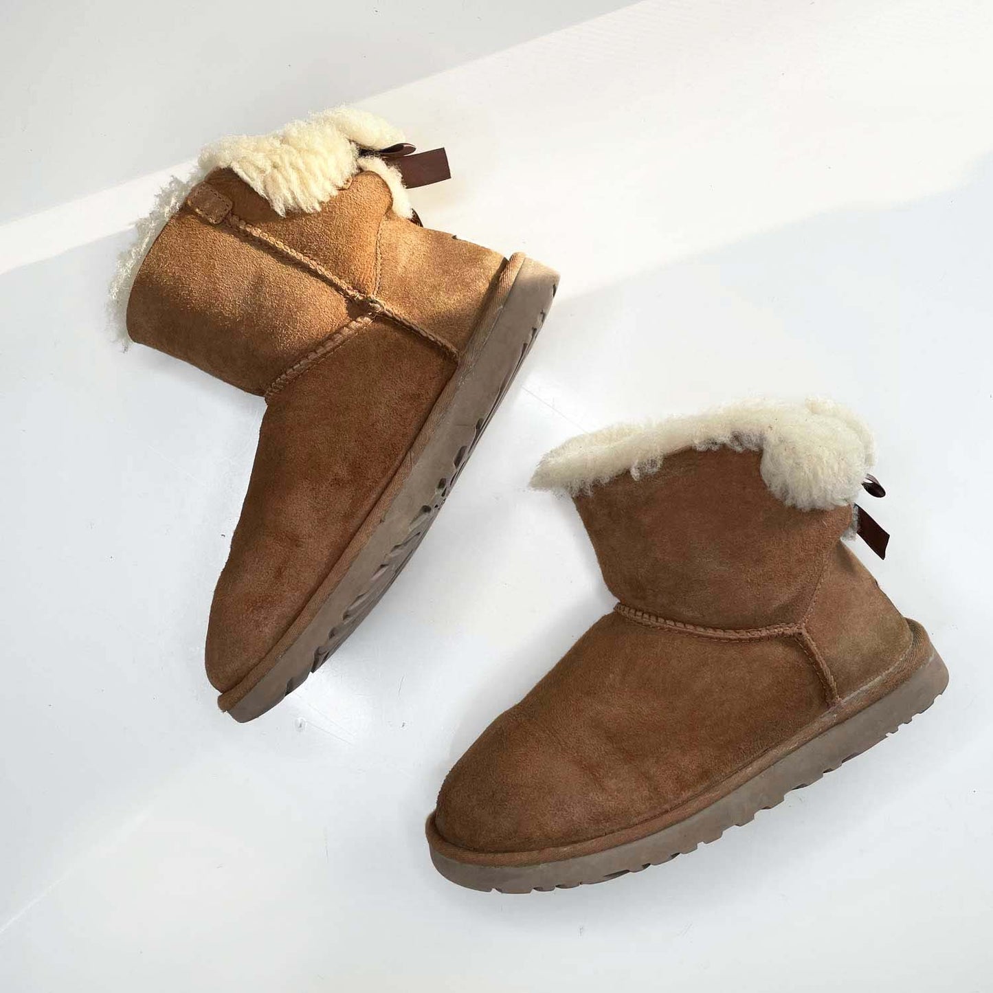 ugg natural mini bailey bow sheepskin boots - size 7