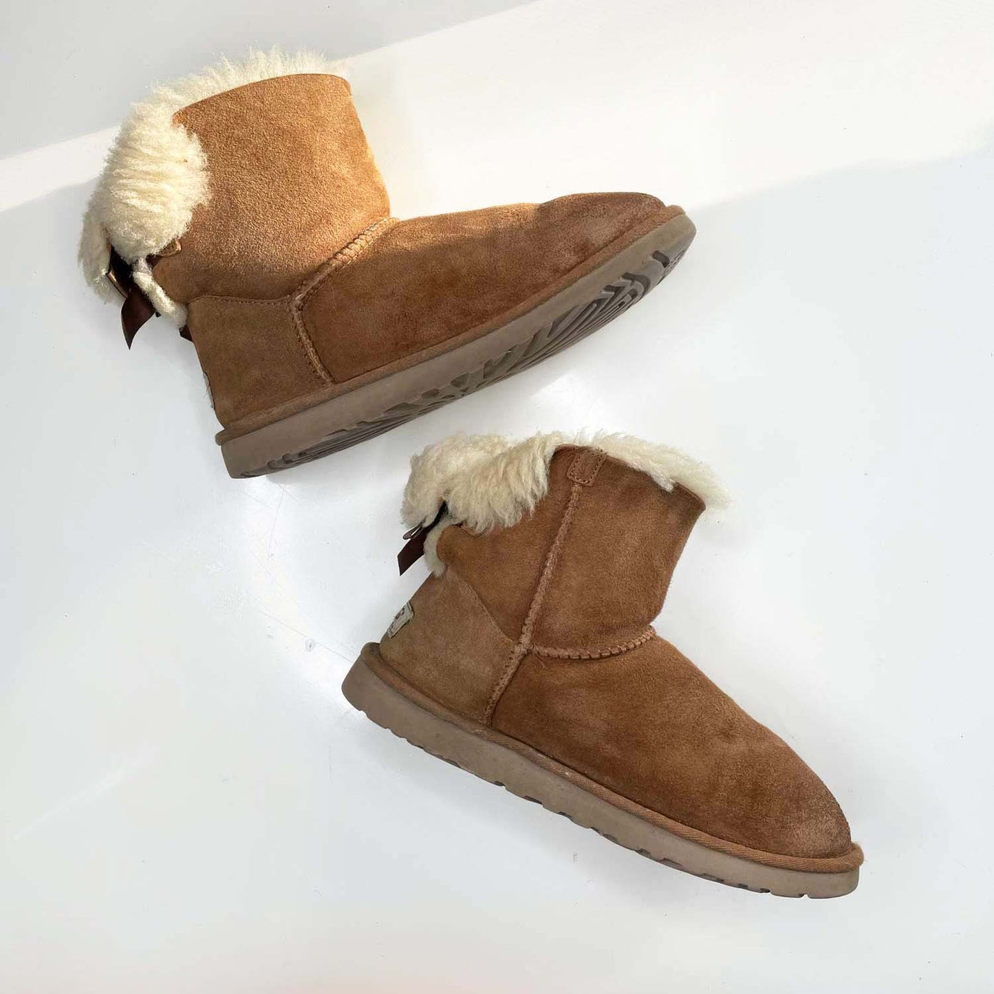 ugg natural mini bailey bow sheepskin boots - size 7