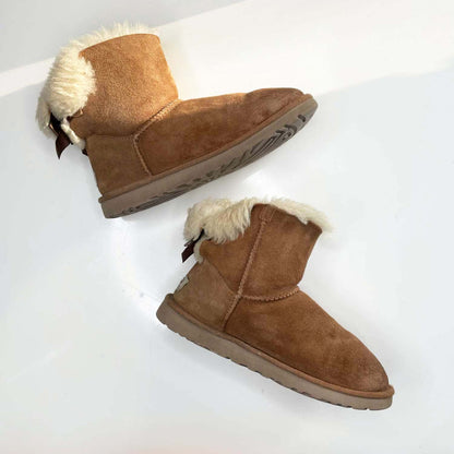 ugg natural mini bailey bow sheepskin boots - size 7