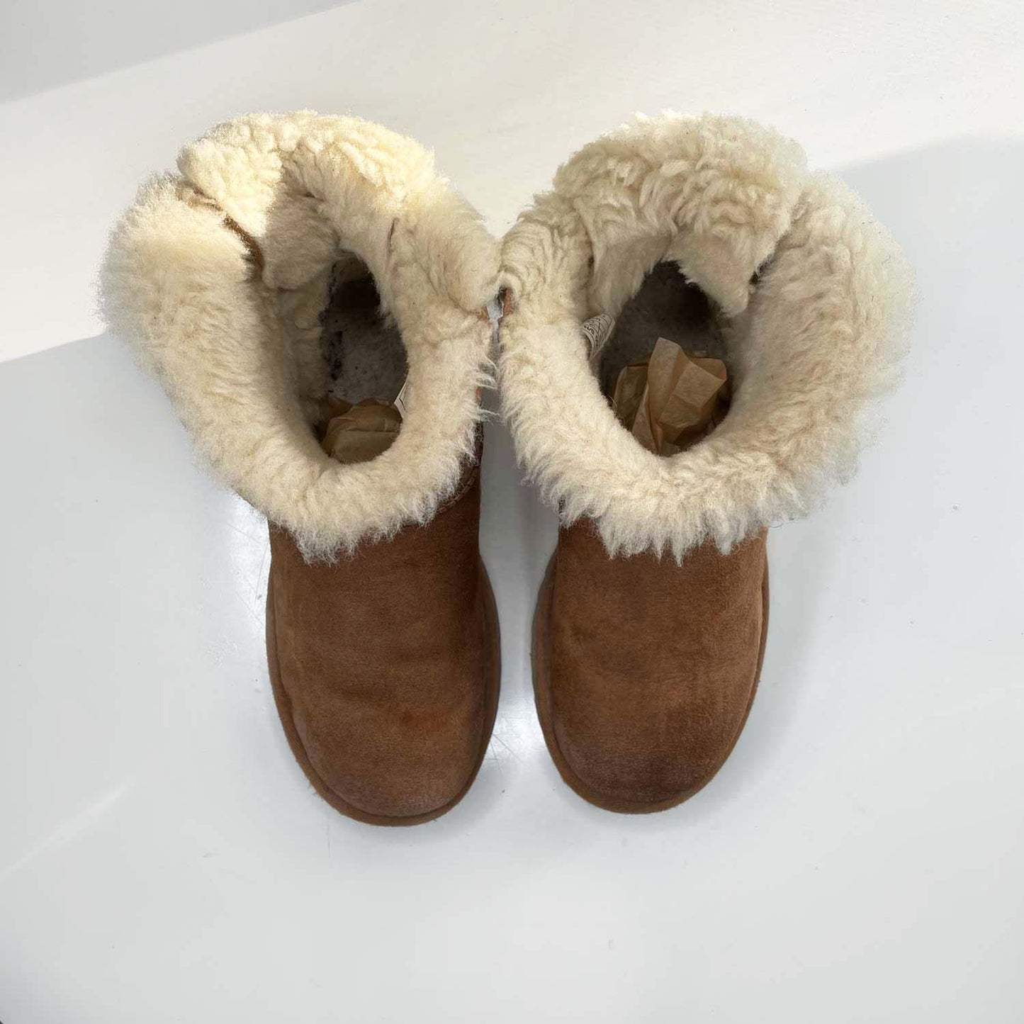 ugg natural mini bailey bow sheepskin boots - size 7