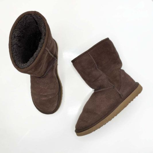 ugg classic dark brown short sheepskin boot - size 7