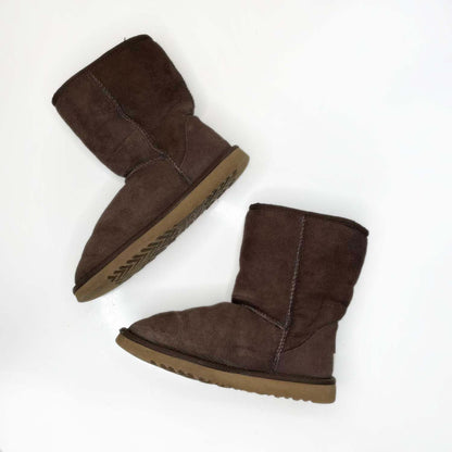 ugg classic dark brown short sheepskin boot - size 7
