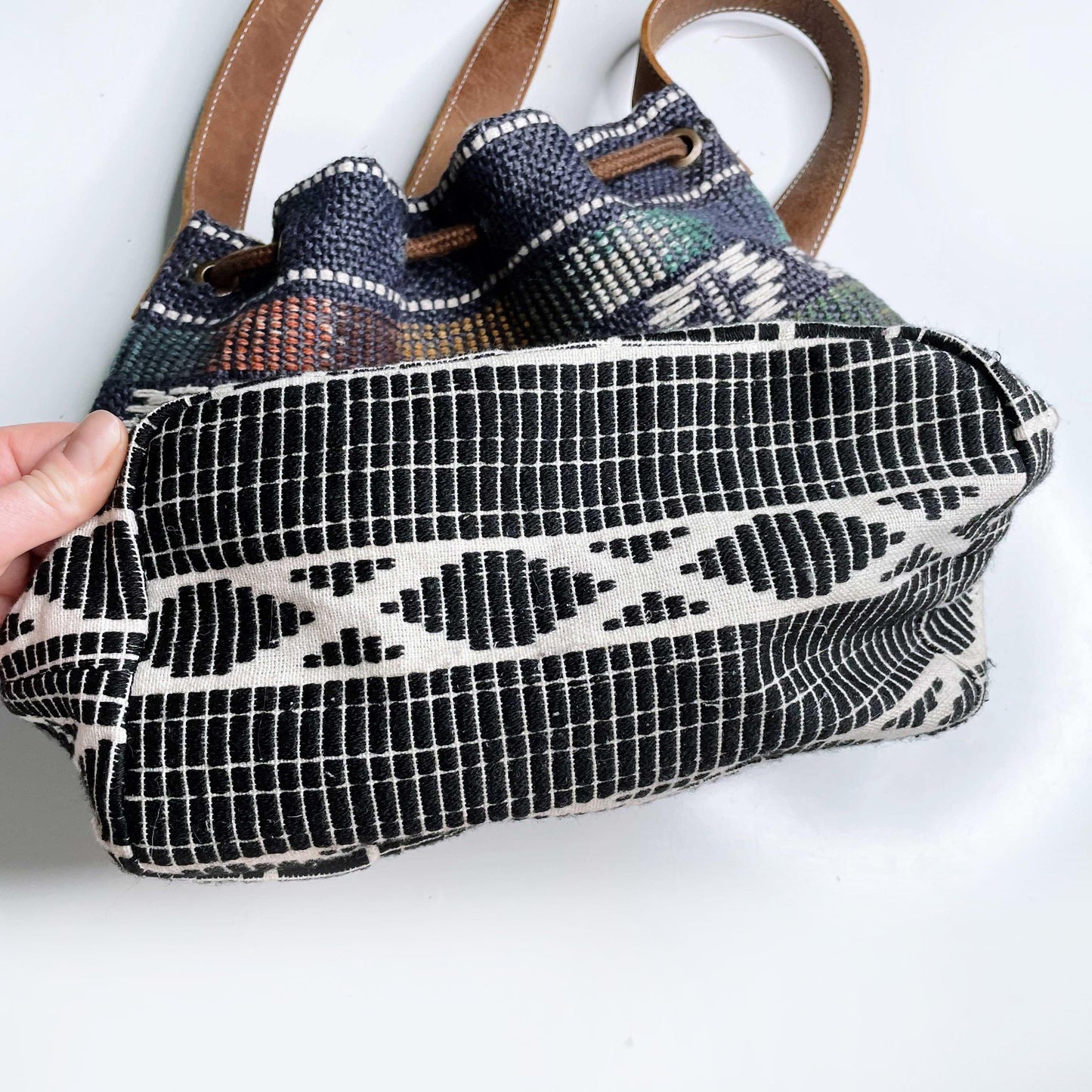 roots woven jute bucket bag with leather trim