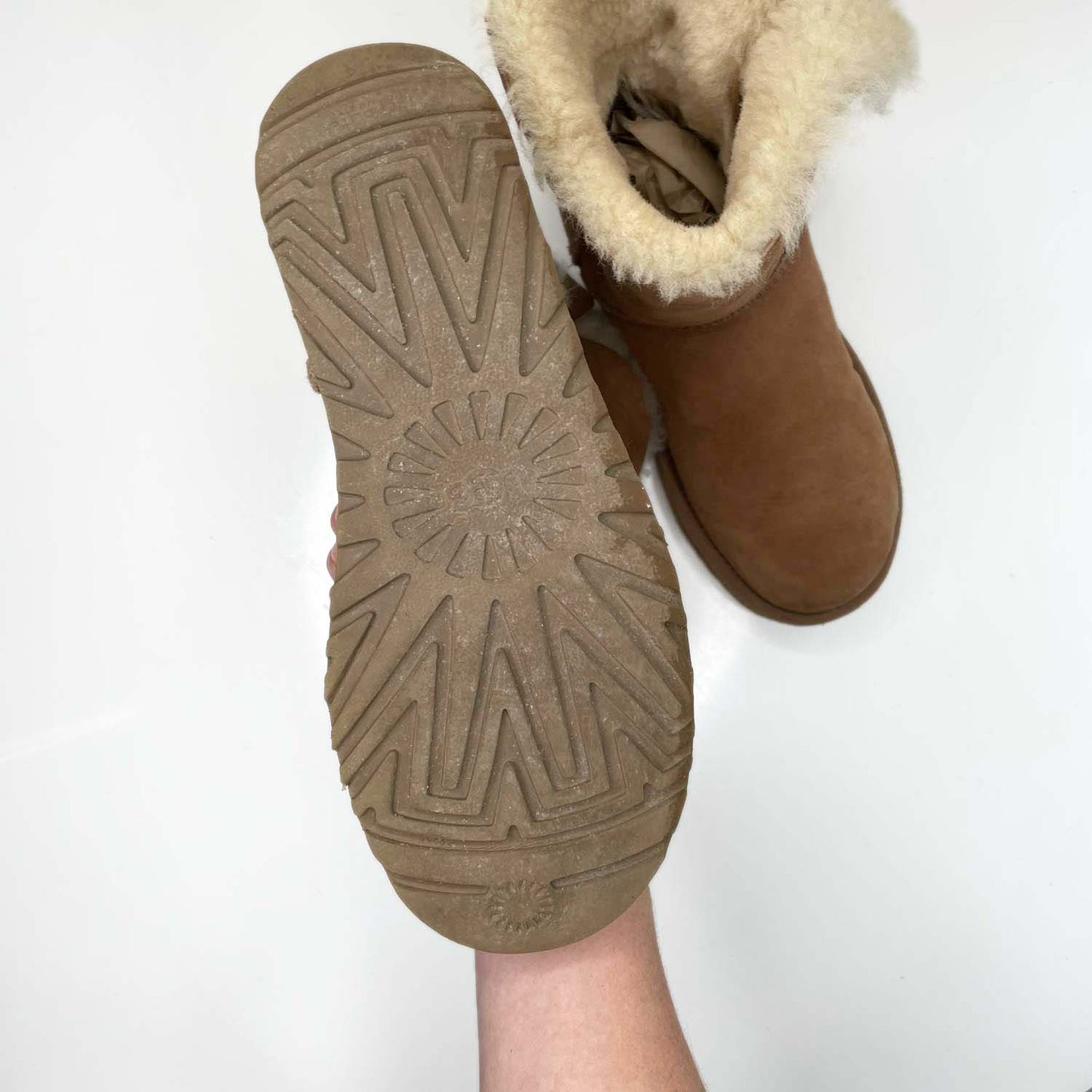 ugg bailey button chestnut ankle sheepskin boots - size 8