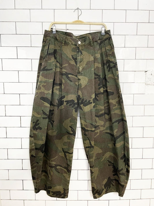camo barrel leg pleated baggy mid-rise jeans - good market thrift store