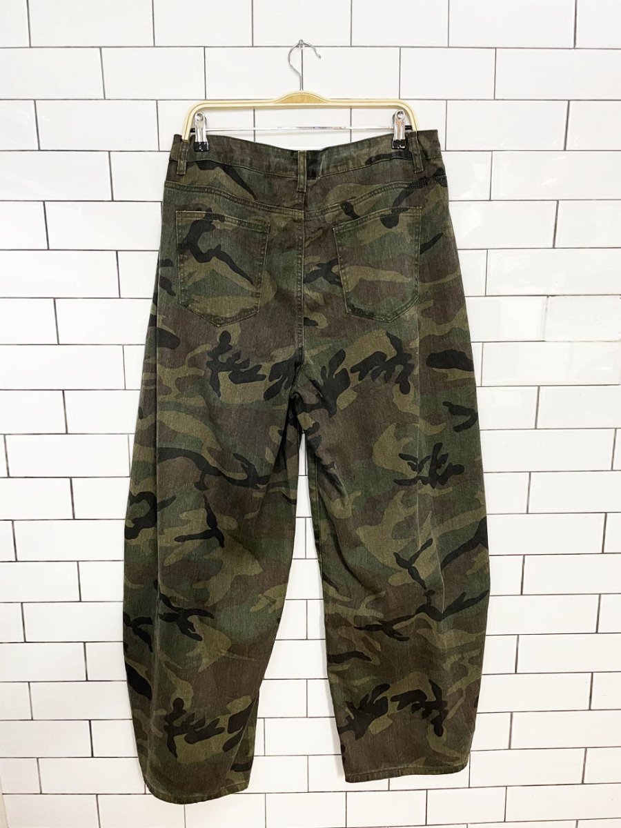camo barrel leg pleated baggy mid-rise jeans - good market thrift store