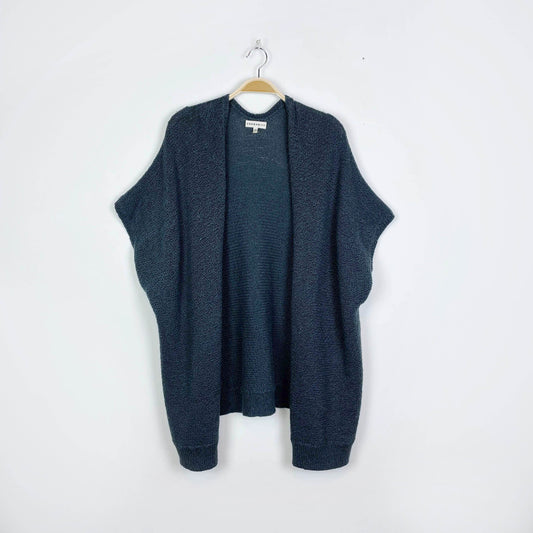 aritzia community iconic knit cape - size xxs