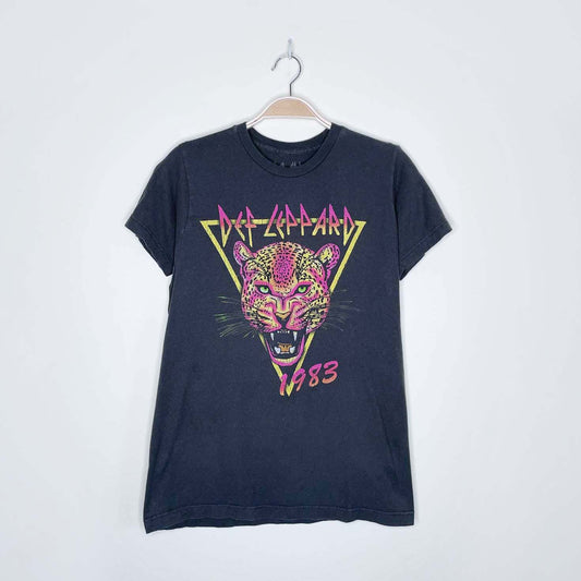 def leppard neon cat '83 band tee - size xs