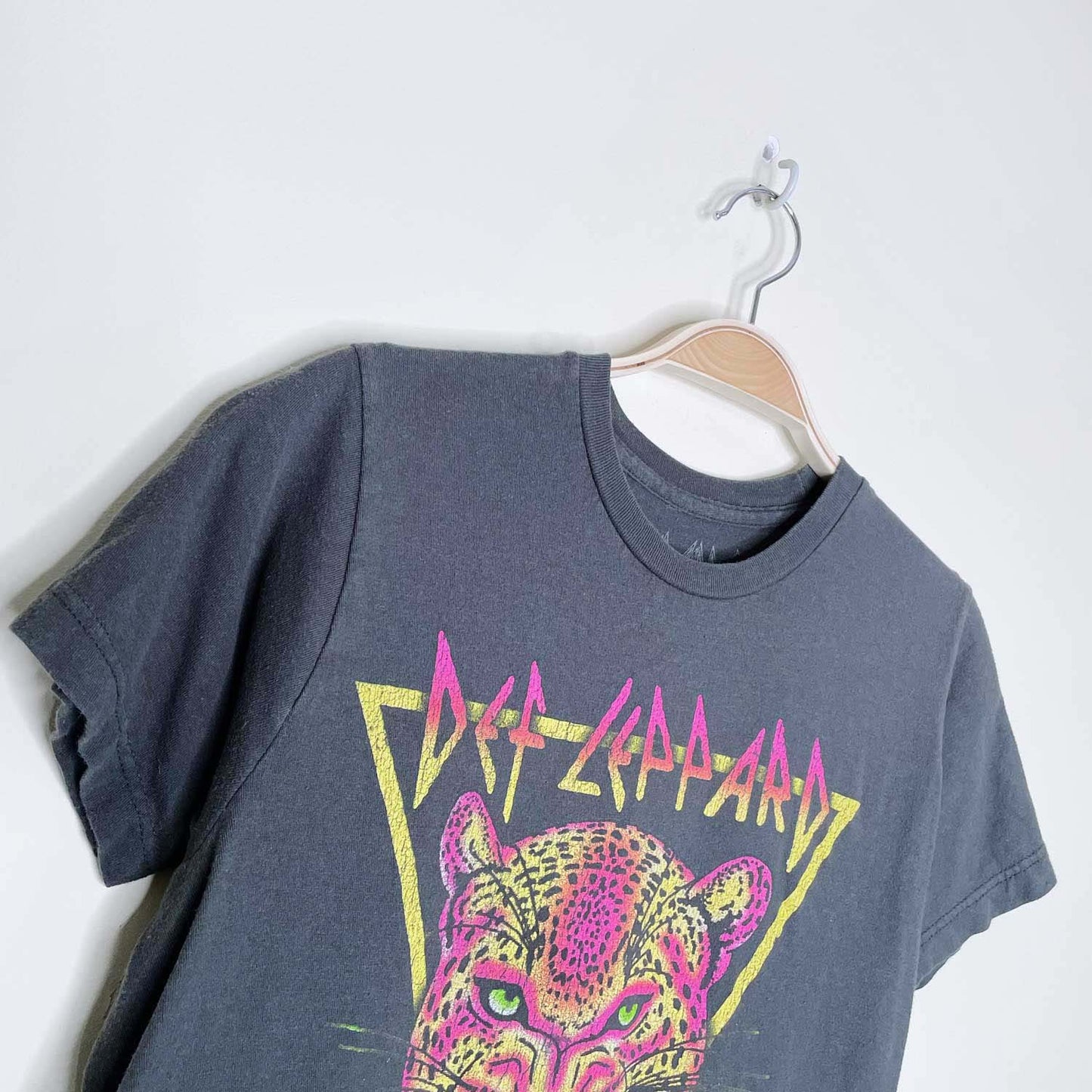 def leppard neon cat '83 band tee - size xs