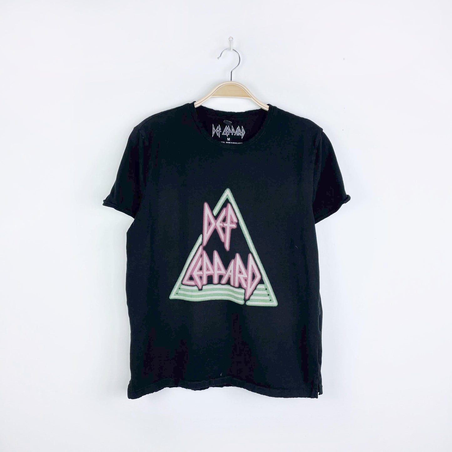 2021 def leppard neon logo tee