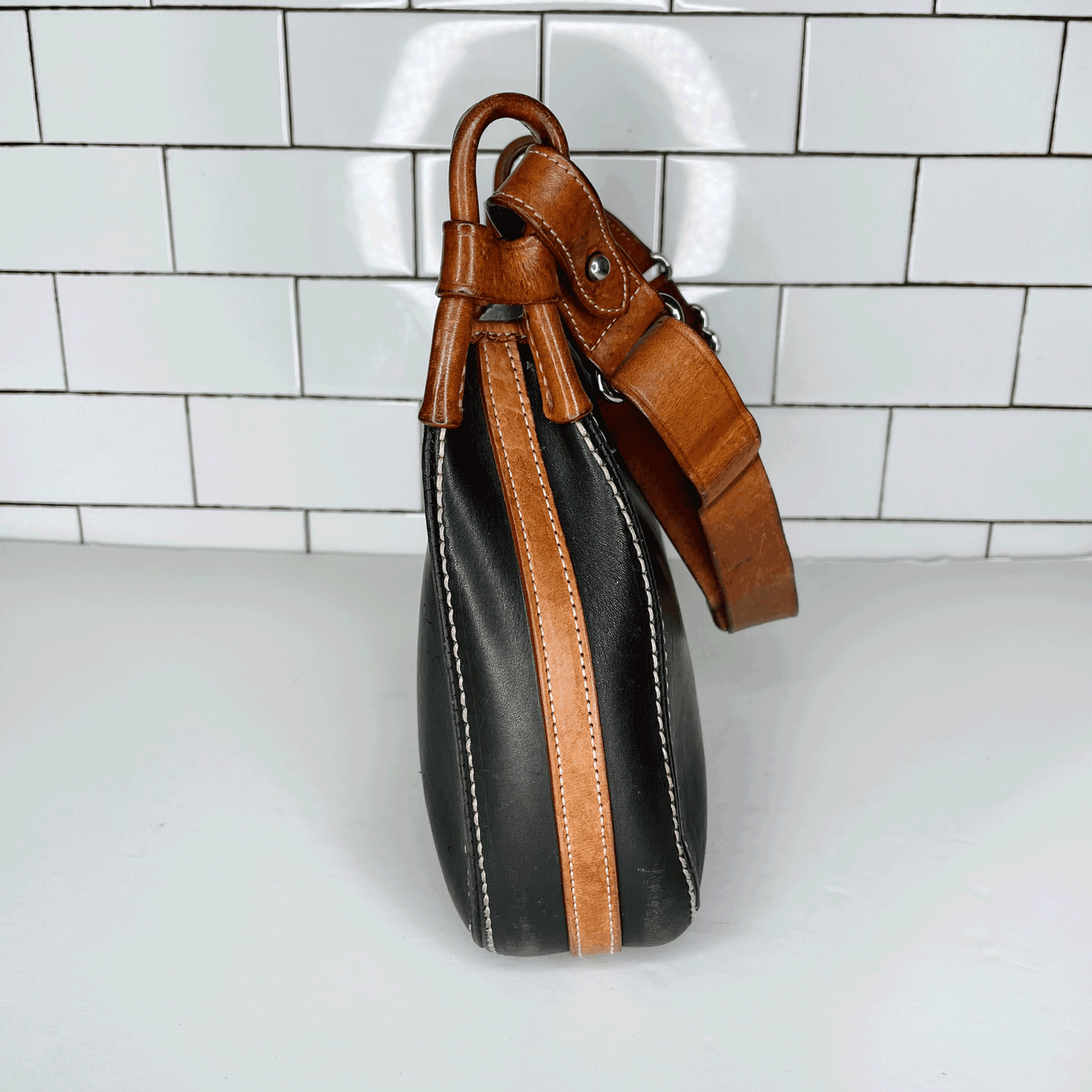 vintage 80s dooney and bourke shoulder feed bag